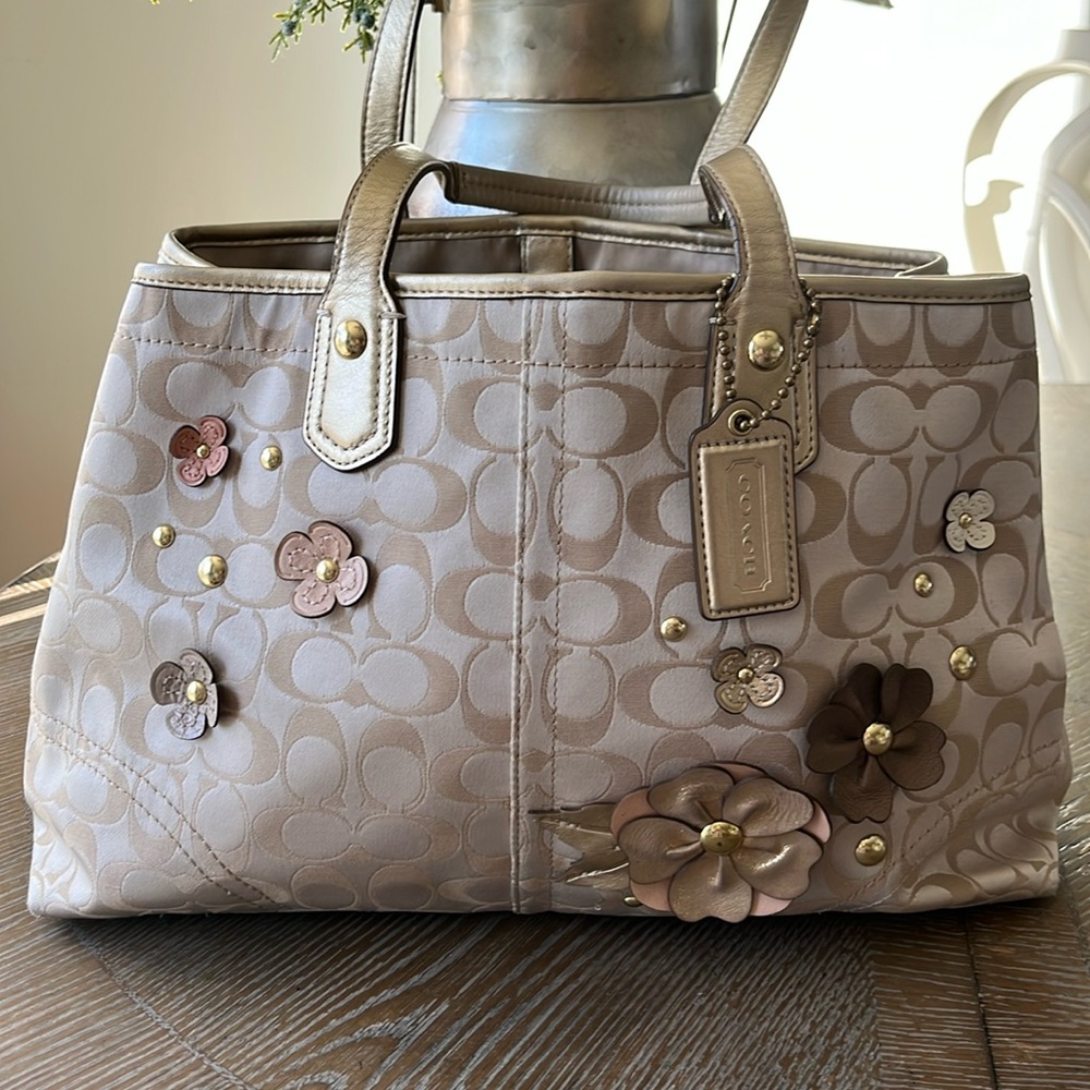 Pre loved Coach Jacquard Floral appllque medium size bag.